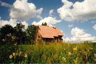 Aussenansicht Ferienhaus im Sommer.